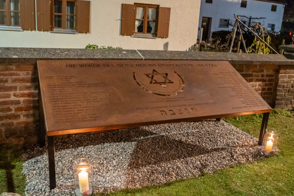 Gedenktafel und Infoschild für die ehemalige Synagoge Binswangen