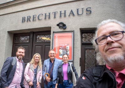 Sonderausstellung „Tücher und Bücher“ im Brechthaus Augsburg