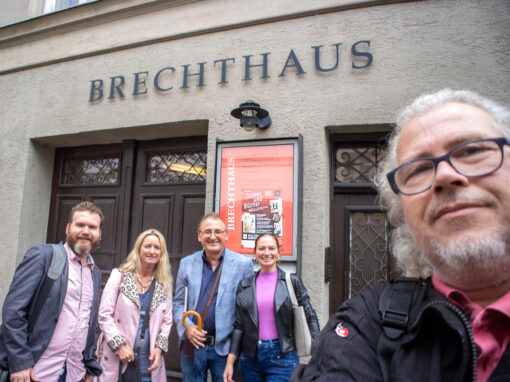 Sonderausstellung „Tücher und Bücher“ im Brechthaus Augsburg